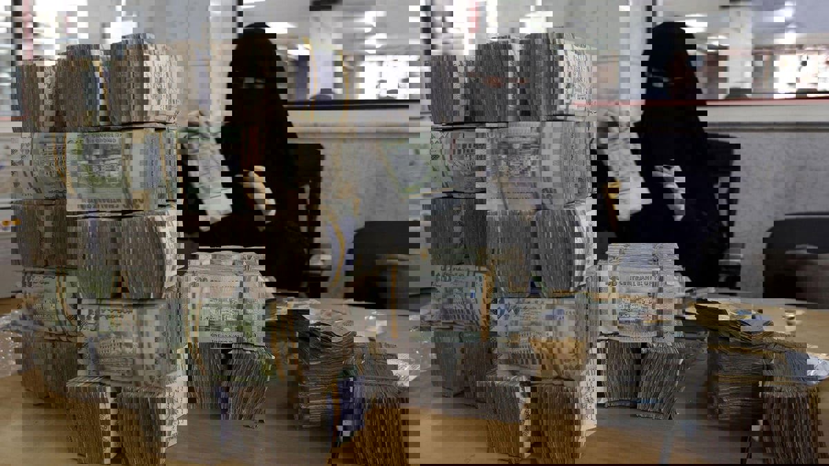 الريال اليمني يستعيد بعضًا من قيمته أمام الدولار عقب عودة الحكومة إلى عدن