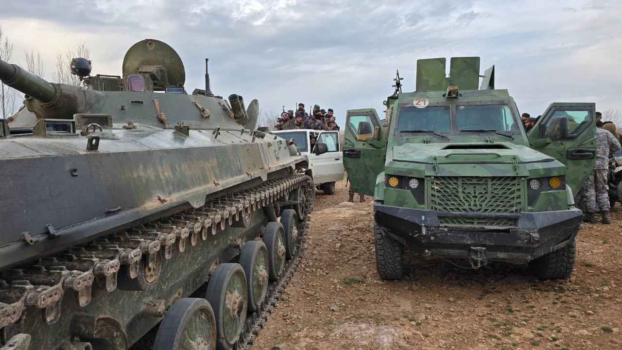 بعد ارتفاع التوتر مع "قسد".. الجيش السوري يرسل تعزيزات إلى دير الزور والرقة