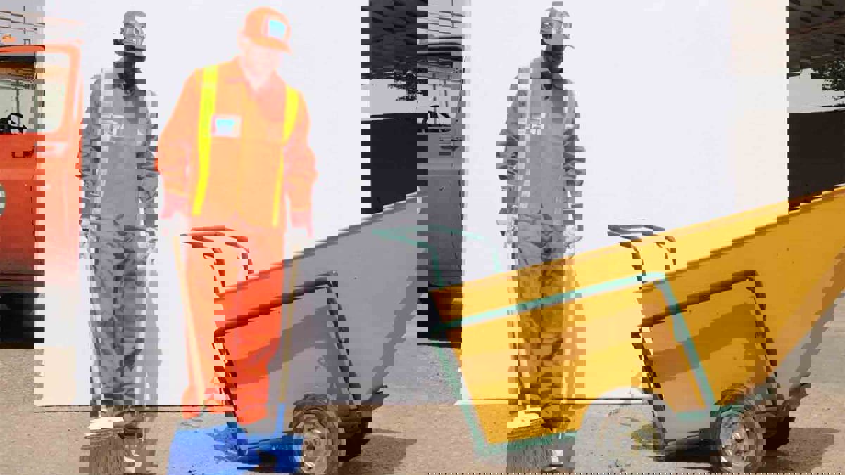 دعوة الكاتب عادل عبده لجذب السعوديين لمهنة " عامل النظافة" تثير جدلا واسعا