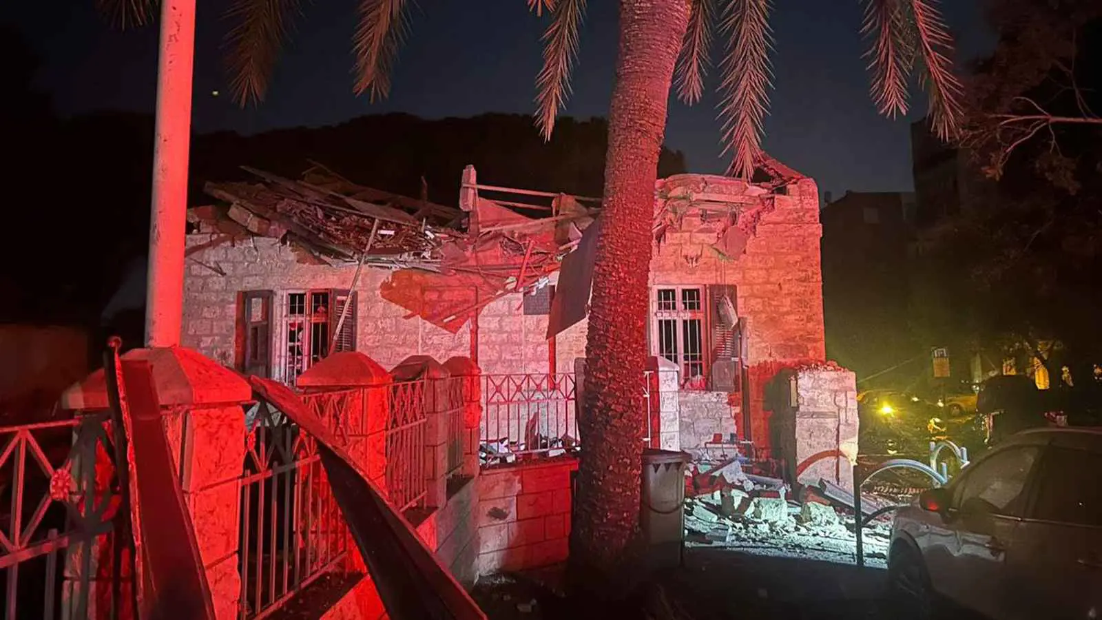 تسبب بـ"حريق ضخم".. هجوم صاروخي "عنيف" يستهدف حيفا (فيديو)