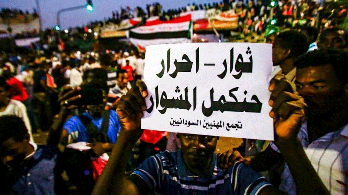 بعد الاتفاق مع المجلس العسكري.. "المهنيين السودانيين" يدعو إلى حراسة الثورة‎‎
