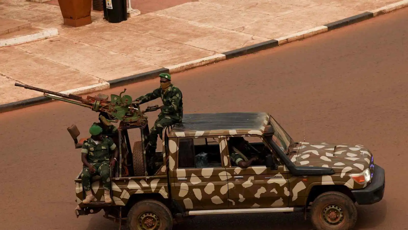 الإفراج عن سجناء والإبقاء على قادة المعارضة في غينيا بيساو