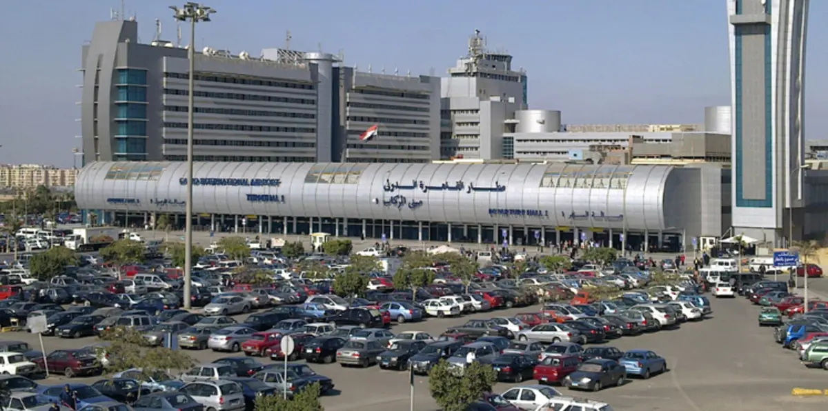 توقيف عسكري أمريكي بمطار القاهرة لحيازته ذخيرة وأموالًا مخالفة