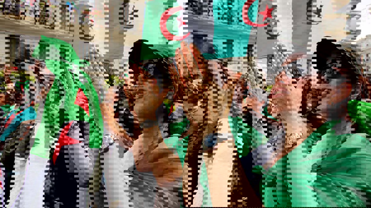 عشية إضراب عام احتجاجا على الغلاء.. نذر صدام بين السلطات الجزائرية والنقابات