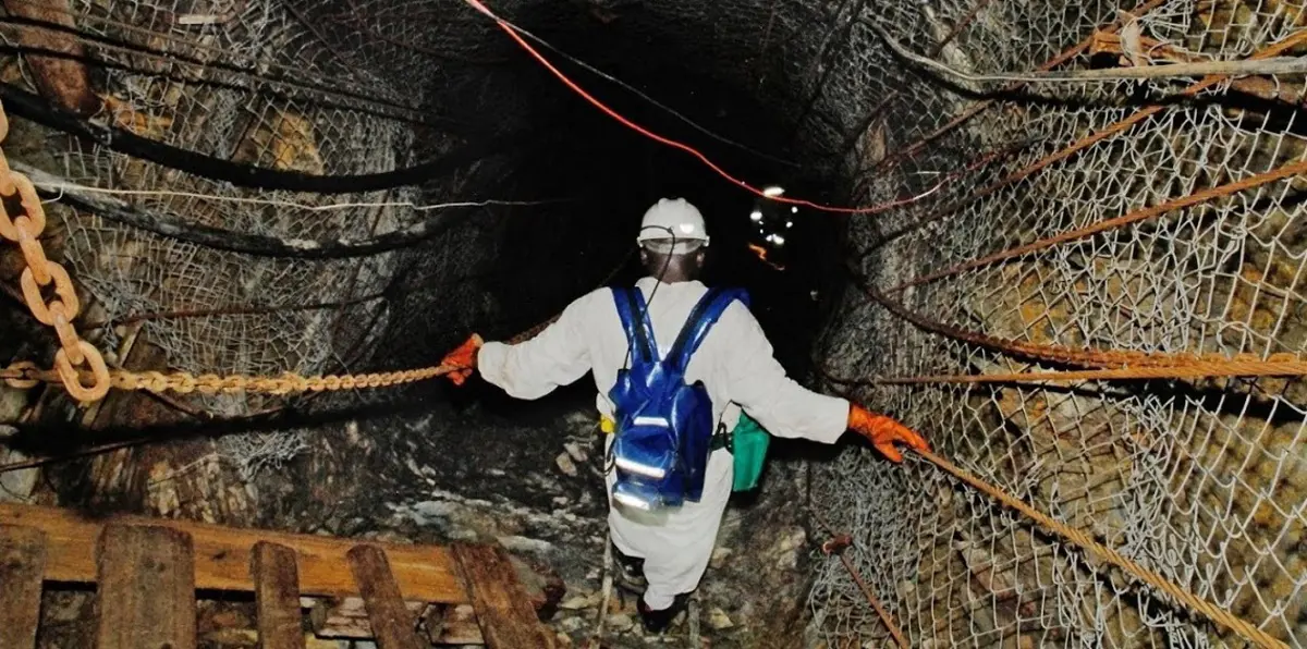 950 عاملًا عالقون بمنجم تحت الأرض في جنوب أفريقيا