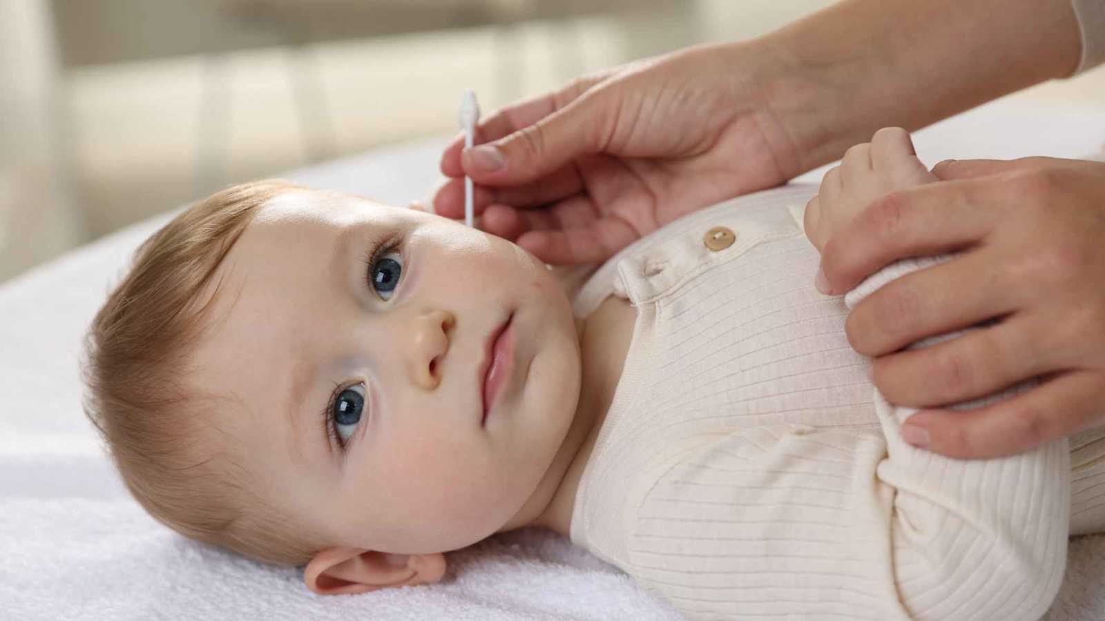 هل يجب تنظيف أذن الطفل بانتظام؟.. الإجابة قد تُفاجئك