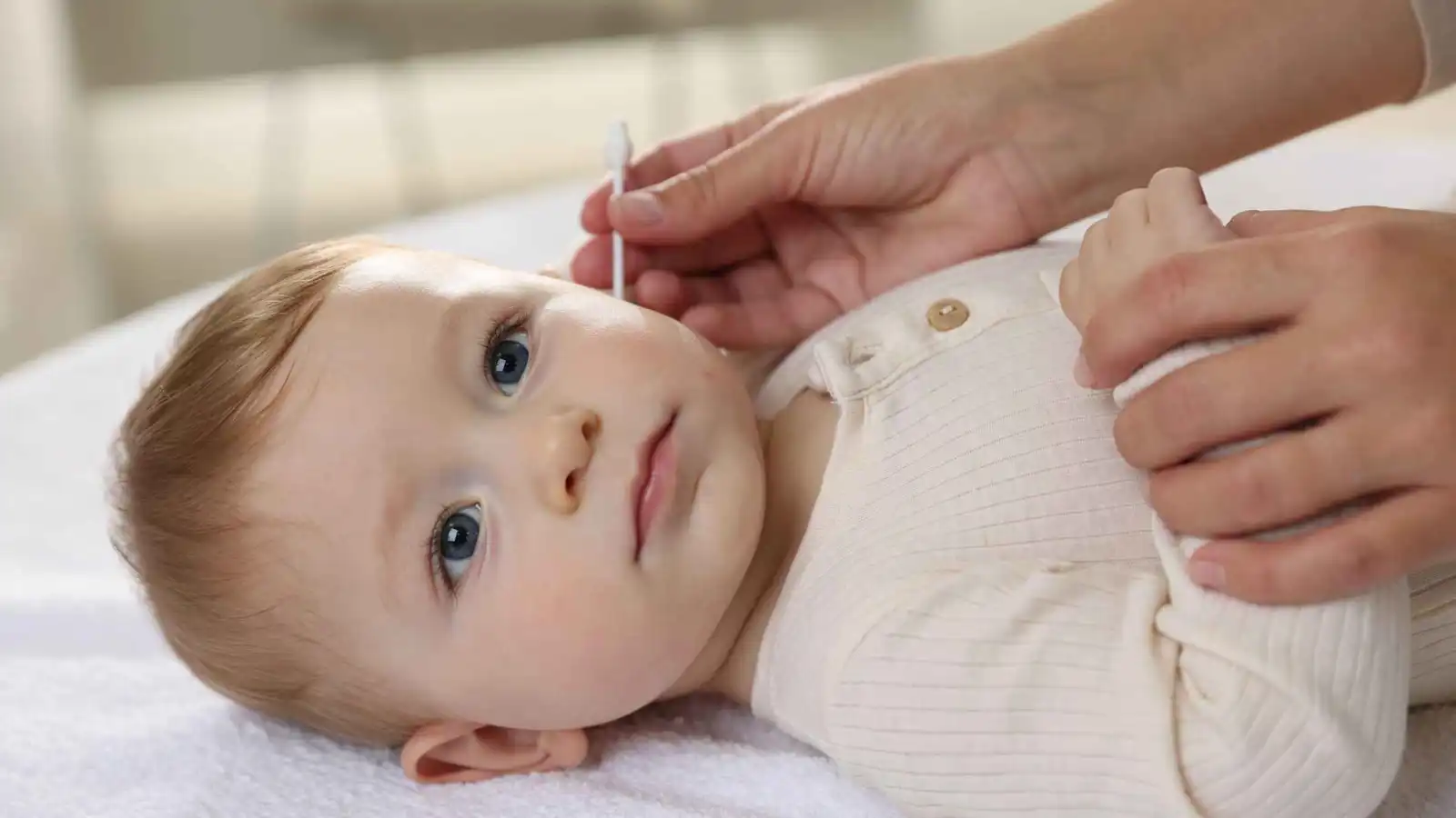 هل يجب تنظيف أذن الطفل بانتظام؟.. الإجابة قد تُفاجئك