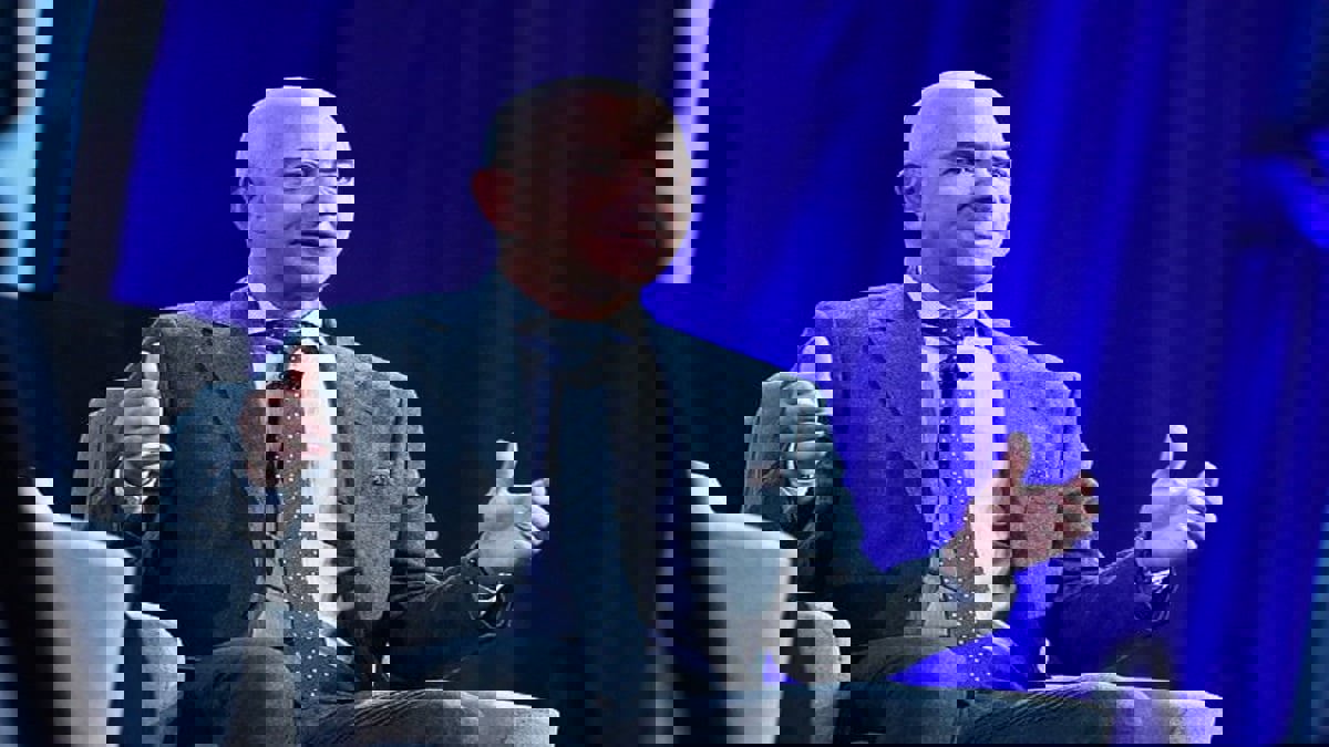 وسط شائعات بيعها.. أنباء عن رغبة جيف بيزوس بشراء شبكة "سي إن إن"