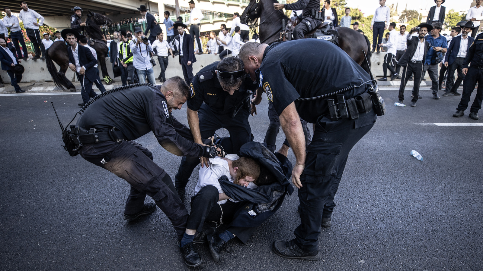 أغلقوا شارعا في تل أبيب.. الحريديم يحتجون على قانون التجنيد