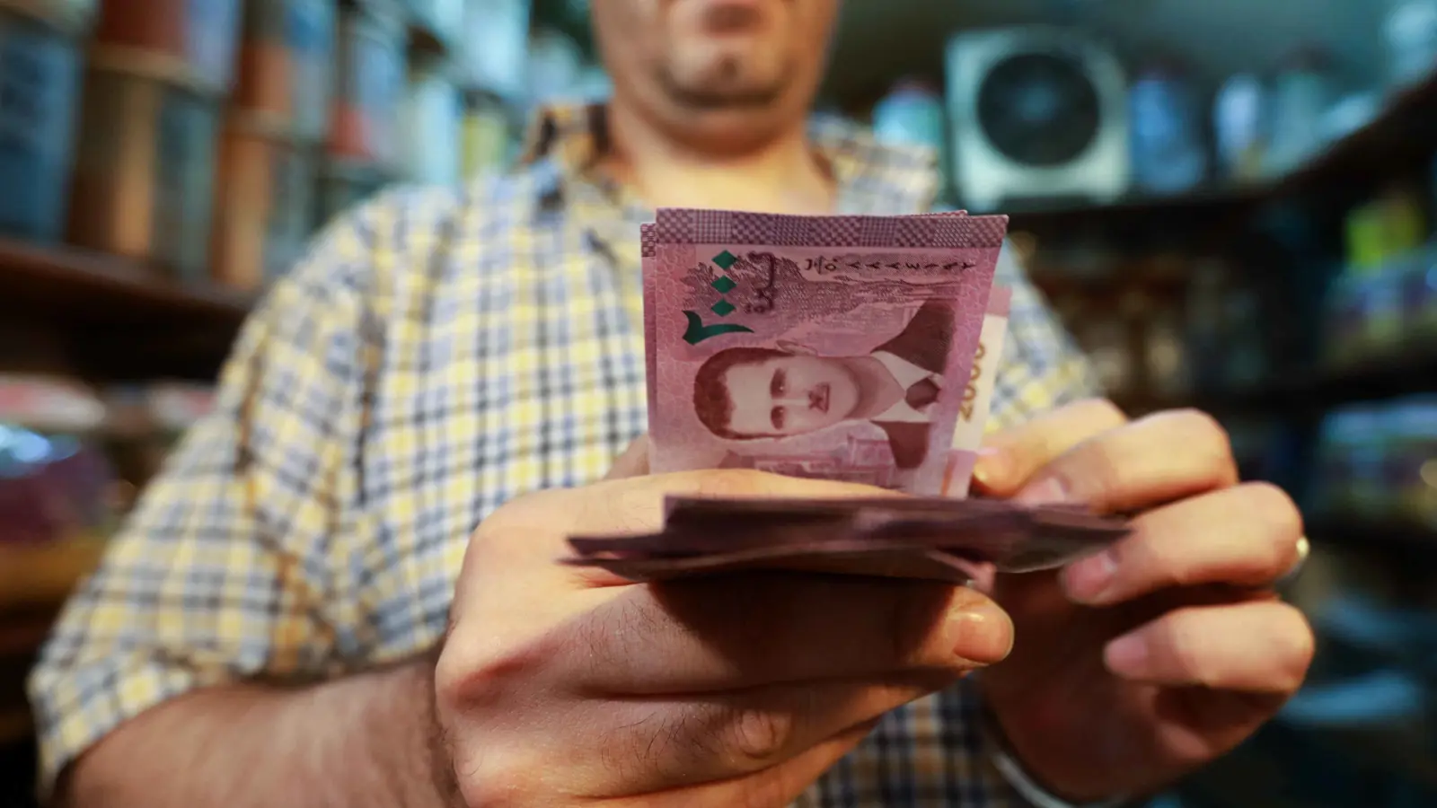 الليرة السورية تشهد ارتفاعاً جديداً مقابل الدولار.. وهذا ما بلغته