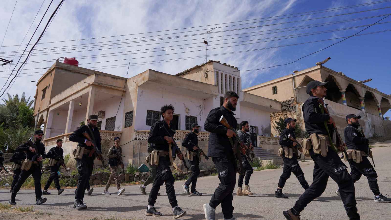 بين جنبلاط وطريف.. أزمة دروز سوريا "تتعقد" وسط النيران