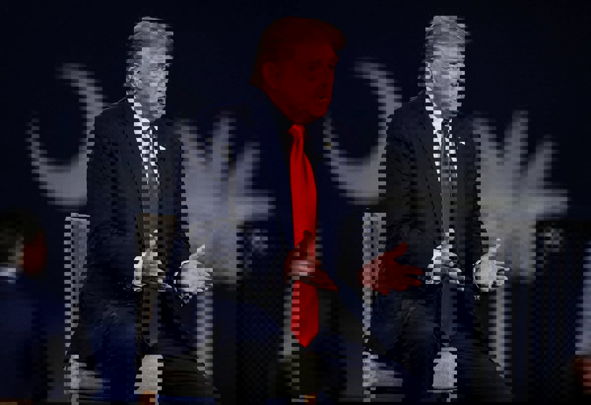 ترامب يشبّه متاعبه القضائية بـ "الاضطهاد" الذي تعرض له نافالني