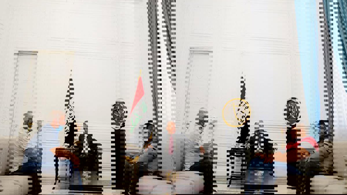 الكاظمي يلتقي الناشط العراقي علي عادل صاحب مقولة "بايدن بليز هيلب مي" (فيديو وصور)