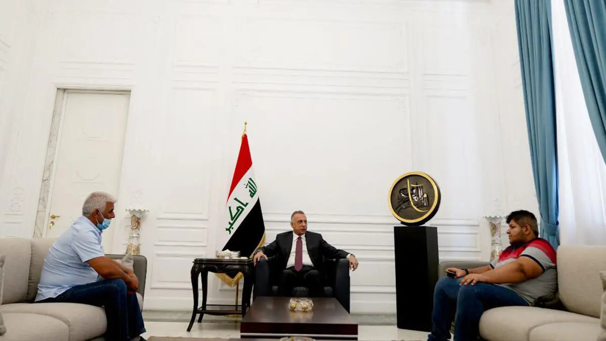 الكاظمي يلتقي الناشط العراقي علي عادل صاحب مقولة "بايدن بليز هيلب مي" (فيديو وصور)