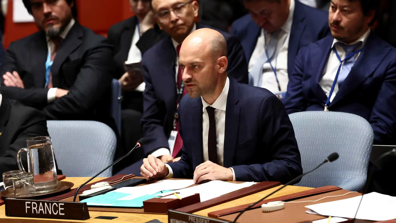 ماكرون يرسل وزير خارجيته إلى لبنان في محاولة لكبح التصعيد