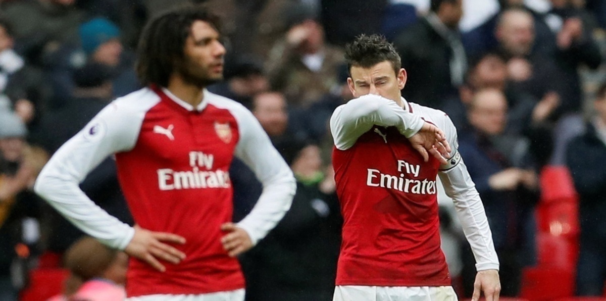 محمد النني يتعرض للانتقاد رغم مواساته طفل آرسنال الباكي