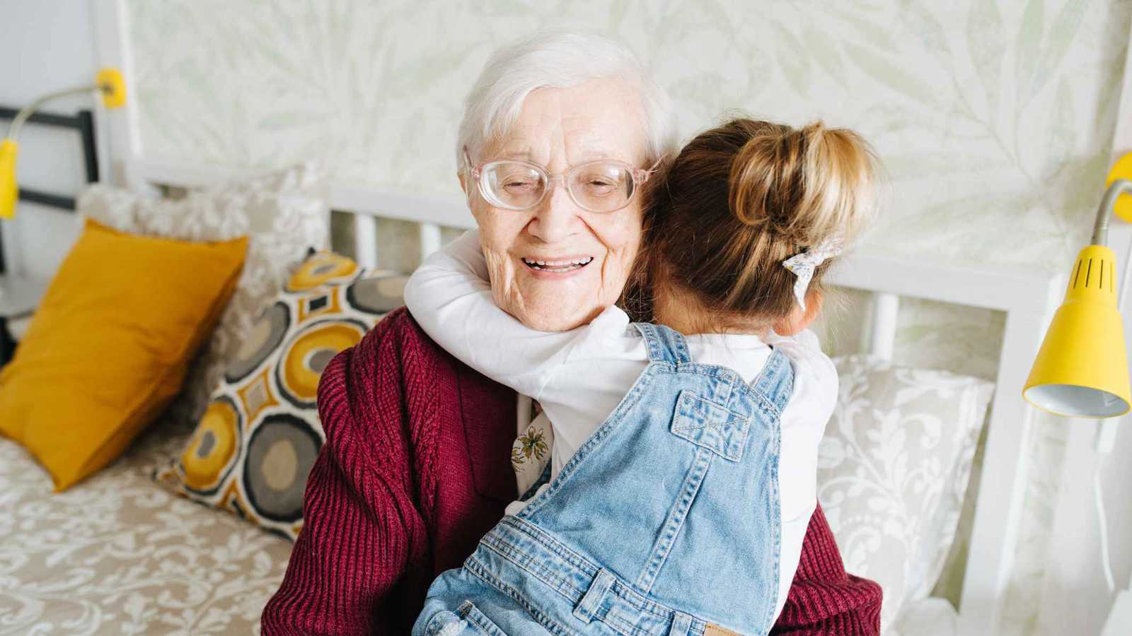 لماذا يصبح الأجداد أكثر تساهلًا مع الأحفاد؟