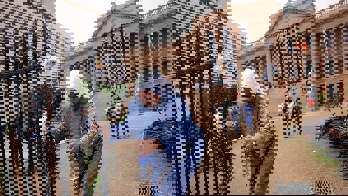 رئيس سريلانكا بالإنابة "هدف جديد" للتظاهرات الشعبية بعد مرور 100 يوم