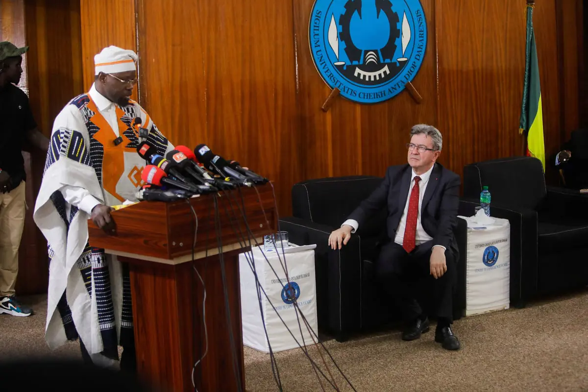 رئيس وزراء السنغال يلوح بإغلاق القواعد العسكرية الفرنسية