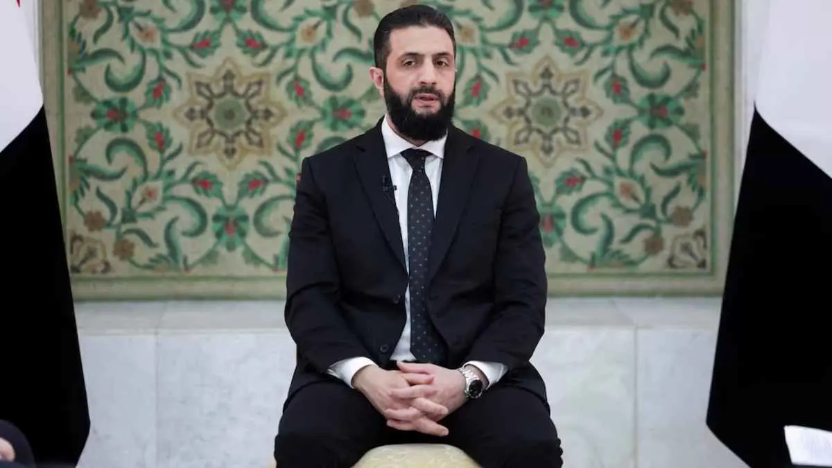 أول تعليق من الشرع على توقيع الإعلان الدستوري لسوريا