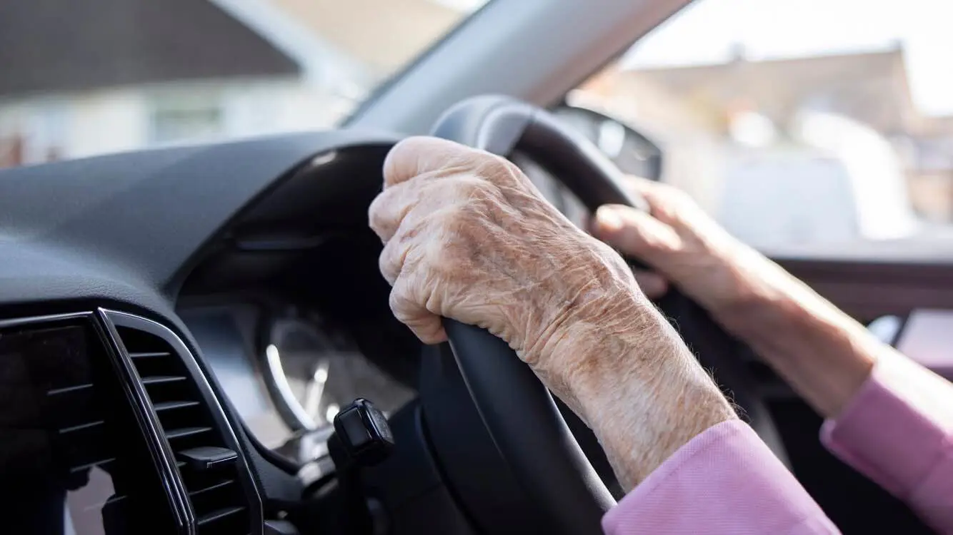 "قيادة آمنة" لكبار السن.. كيفية الحفاظ على سلامة من تُحب