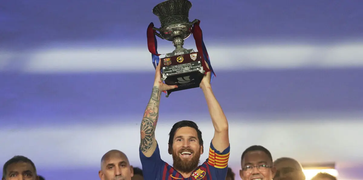 ميسي يفك الشراكة مع إنييستا ويتصدر أكثر المتوجين بالبطولات مع نادي برشلونة