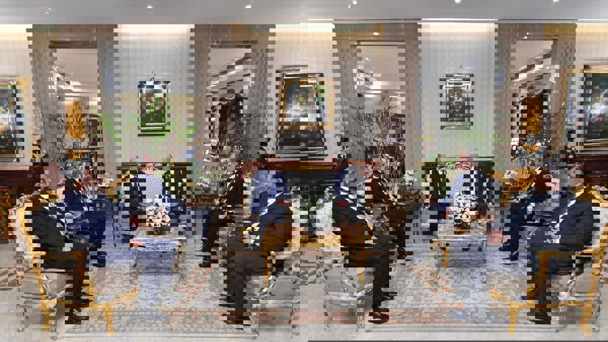 اليمن.. العليمي في القاهرة لبحث التنسيق الأمني والعسكري