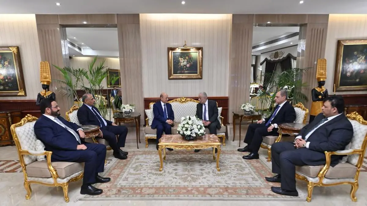 اليمن.. العليمي في القاهرة لبحث التنسيق الأمني والعسكري