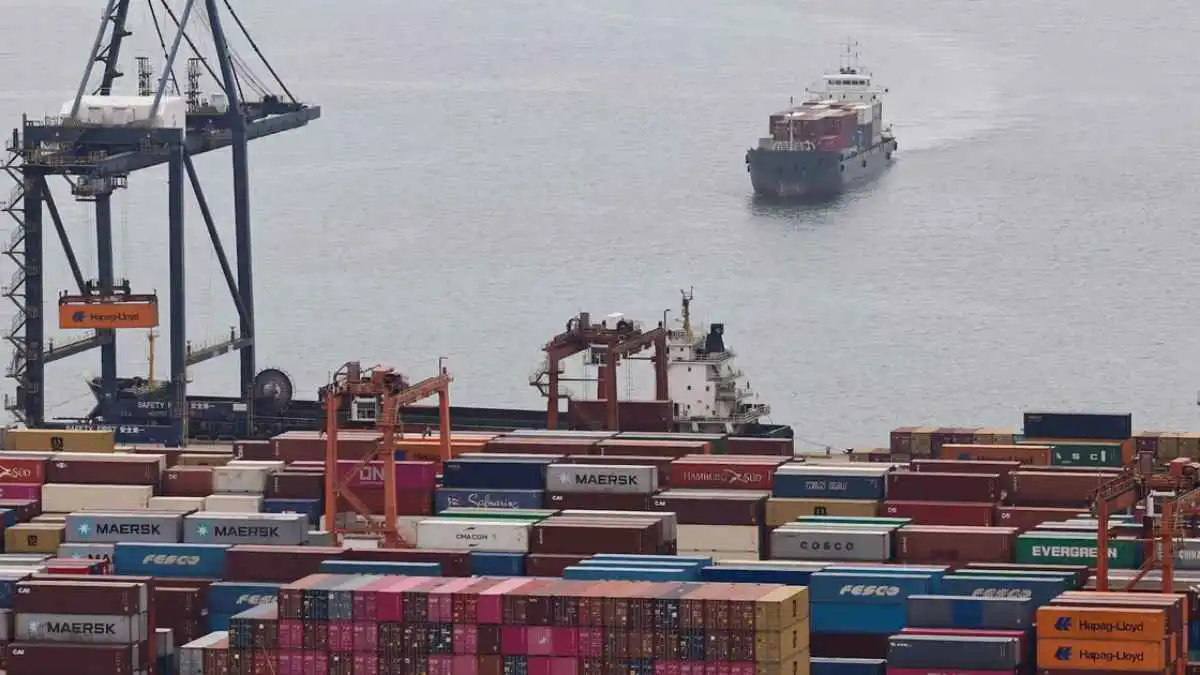 على متن 5 سفن.. الصين تمد إيران بمكونات 785 صاروخًا باليستيًا