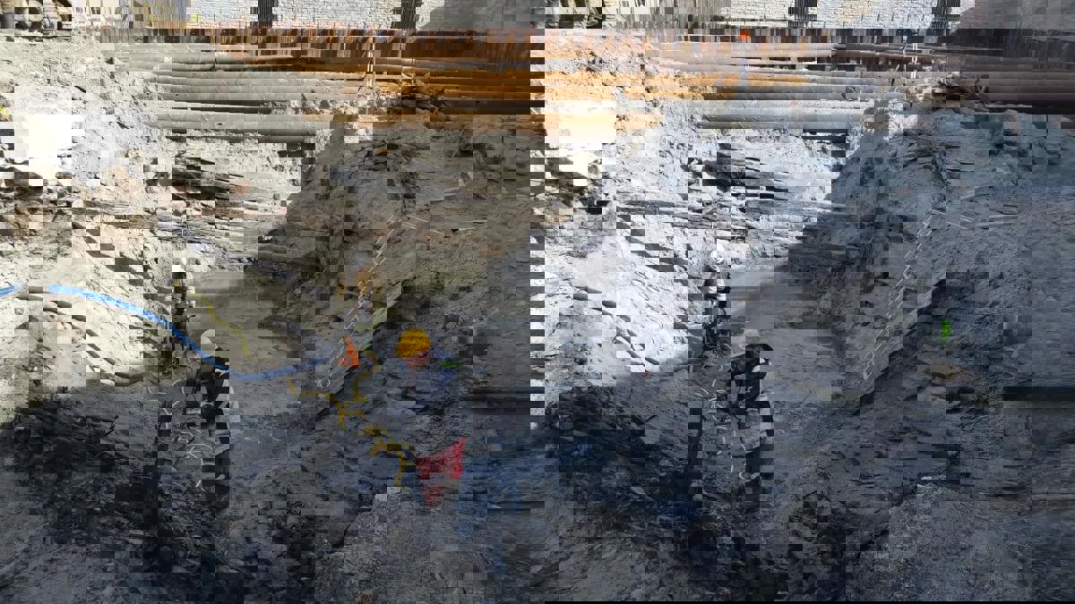 اكتشاف سفينة عمرها 700 عام خلال أعمال حفر بأحد الشوارع (صور)