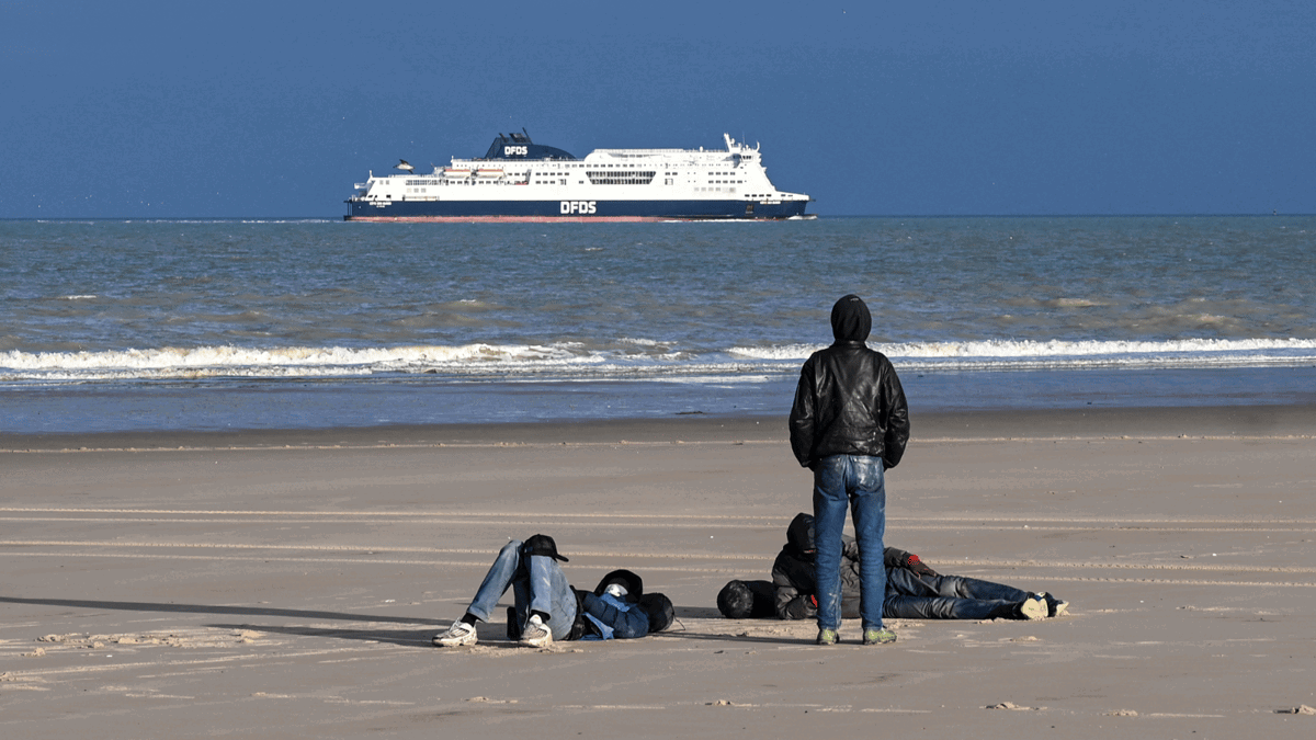 فرنسا.. وفاة 5 مهاجرين "بينهم طفل" أثناء محاولتهم عبور المانش