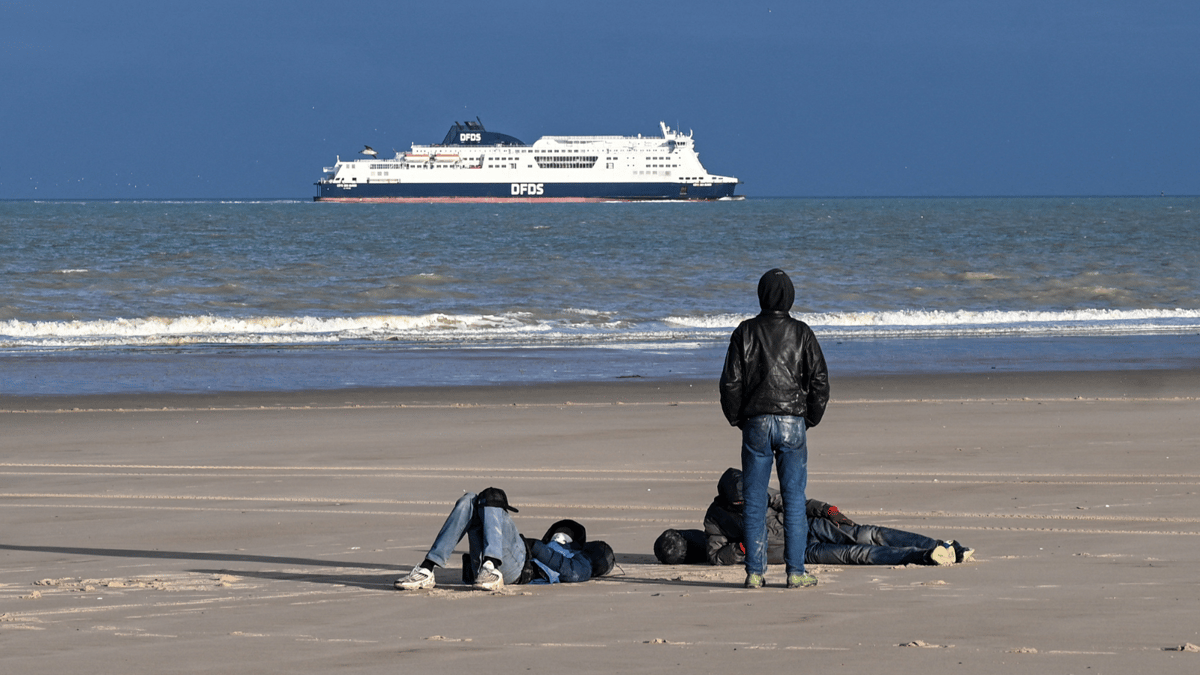 فرنسا.. وفاة 5 مهاجرين "بينهم طفل" أثناء محاولتهم عبور المانش