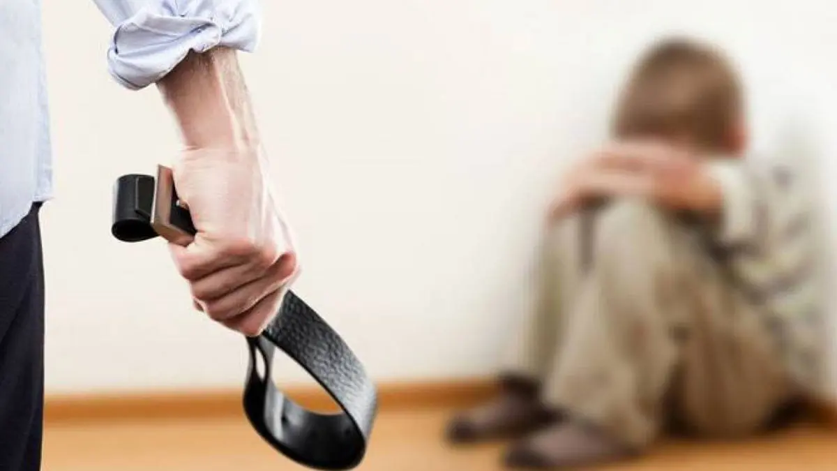 والده يجبره على التسول في جازان.. طفل سوري معنّف يثير استعطاف السعوديين (فيديو)