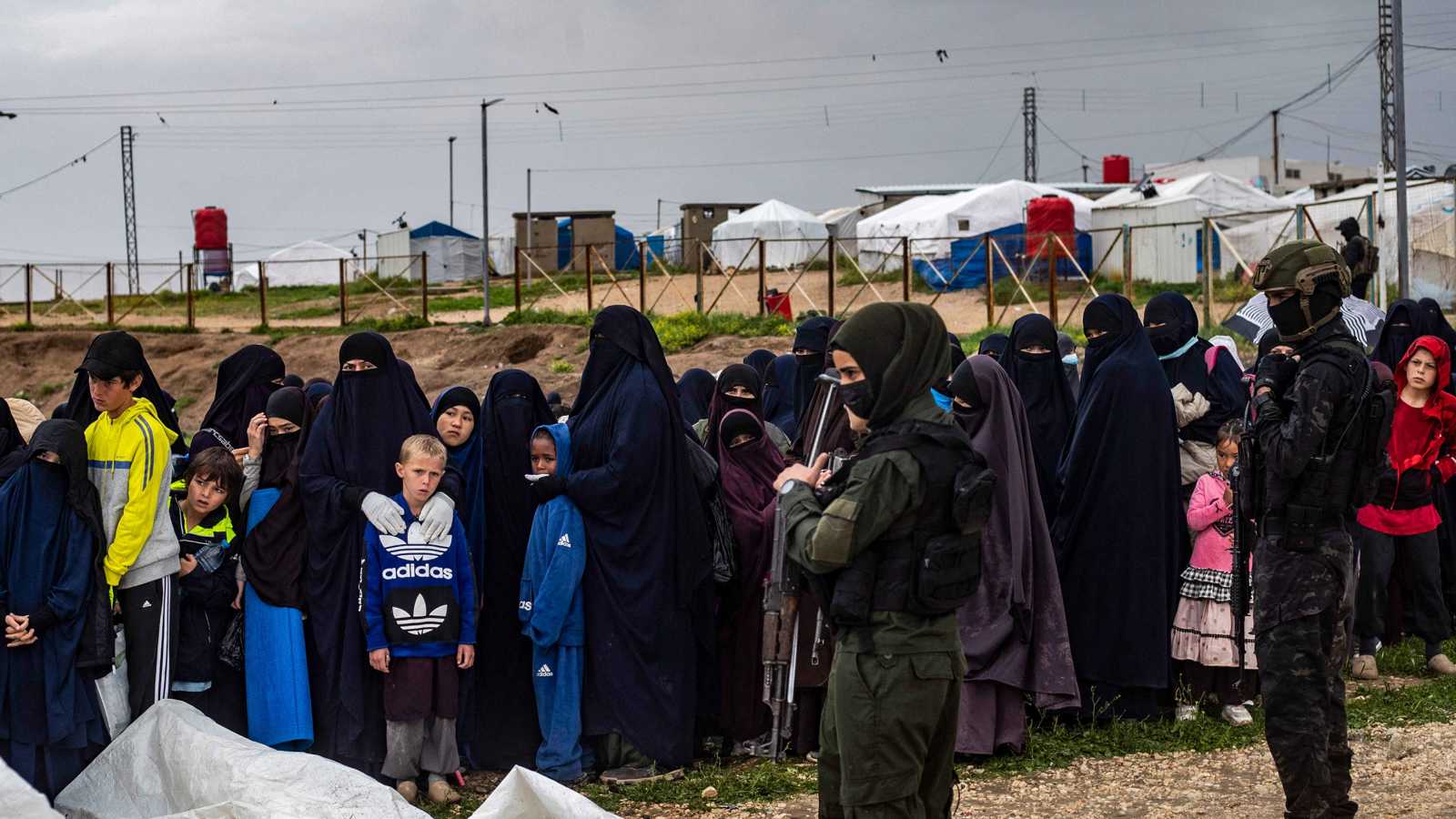 سوريا.. تسليم امرأة وطفل من عوائل "داعش" إلى البرازيل