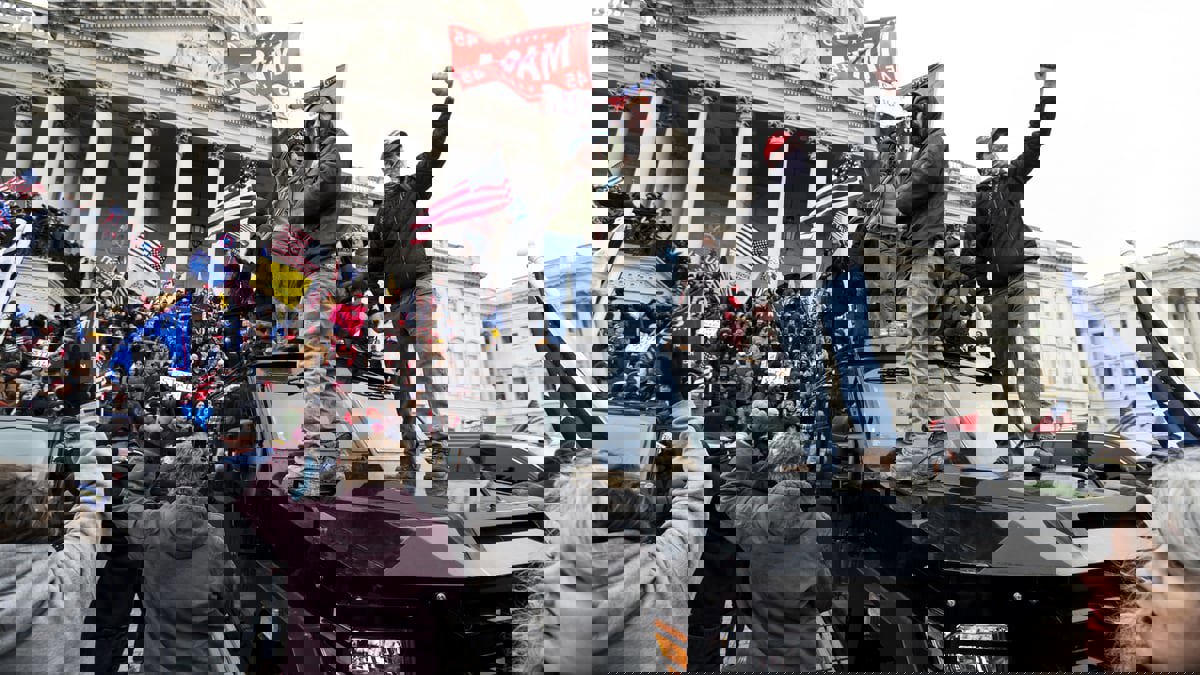 السجن 18 عاماً لقائد "ميليشيا" أمريكية متطرفة بقضية اقتحام الكابيتول