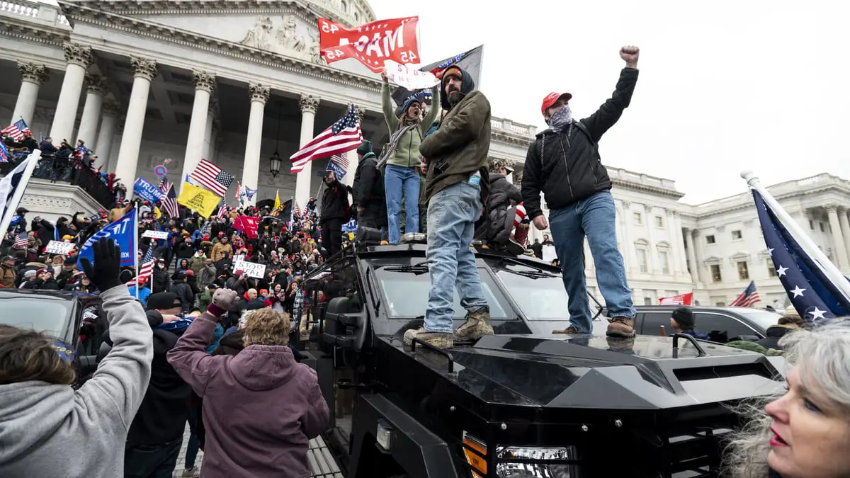 السجن 18 عاماً لقائد "ميليشيا" أمريكية متطرفة بقضية اقتحام الكابيتول