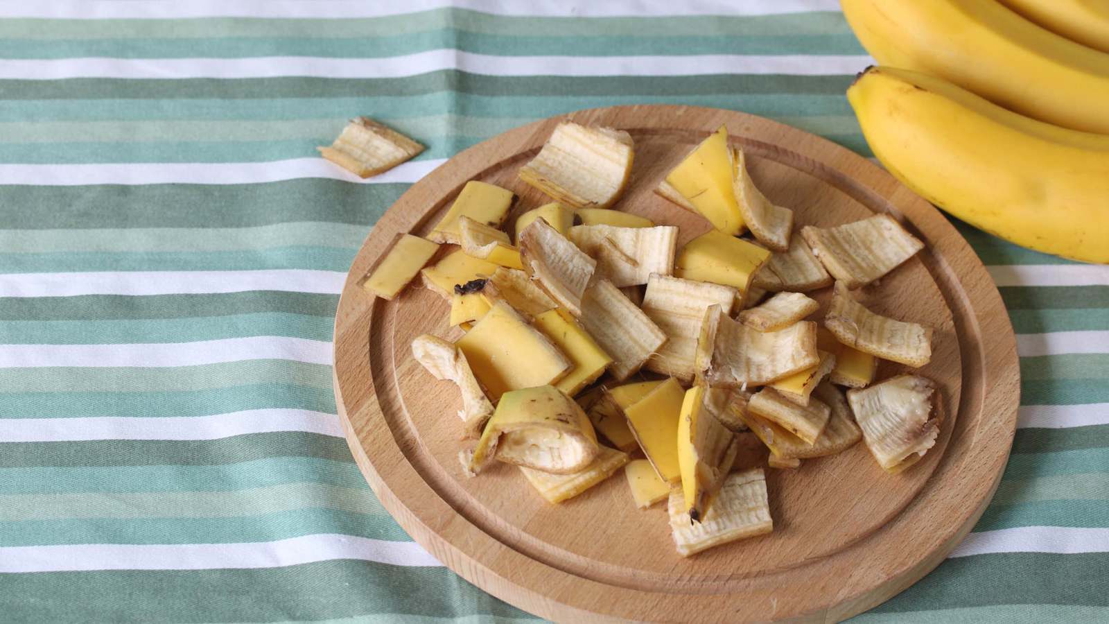 قشور الموز.. علاج طبيعي للدغات البعوض وفوائد تجميلية "مذهلة"