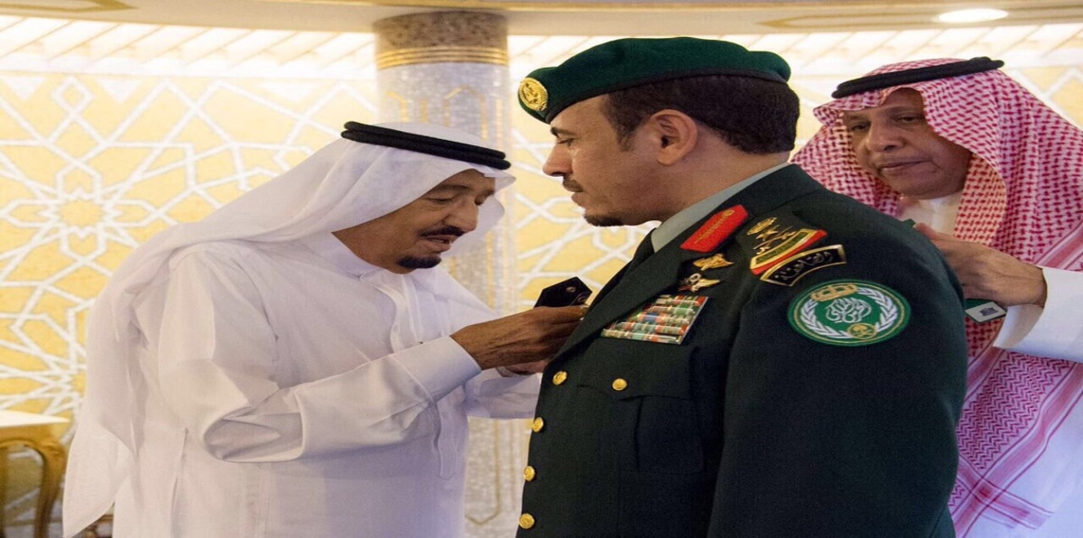 بالصور.. الملك سلمان يقلّد رئيس الحرس الملكي الجديد رتبته