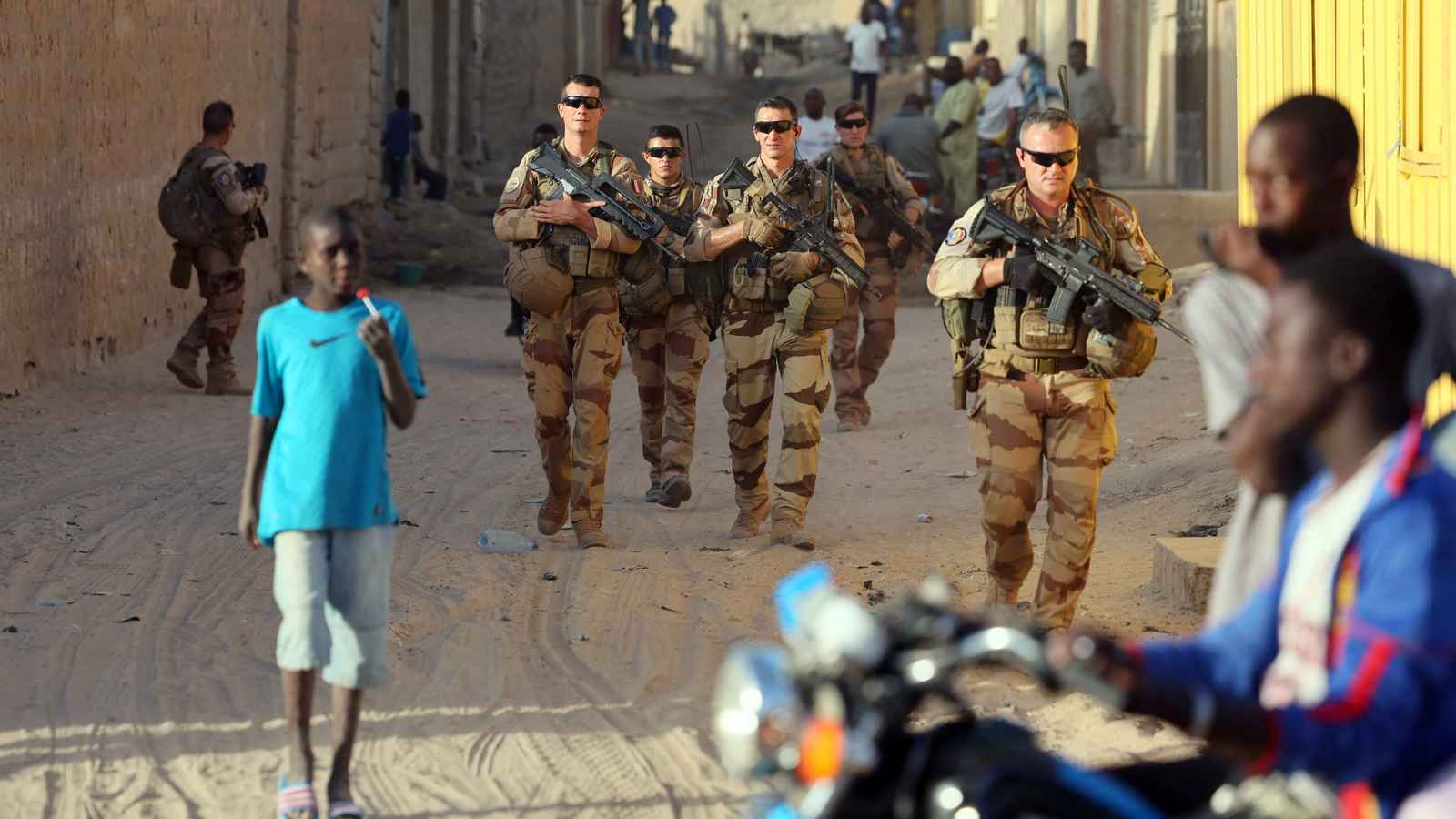 اتهامات متزايدة.. هل تدعم فرنسا المسلحين لزعزعة الساحل الأفريقي؟