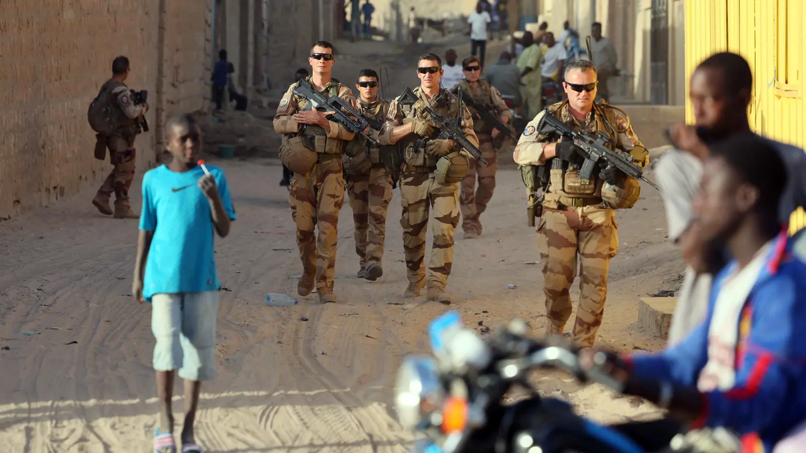 بقيادة عميل فرنسي سابق.. كشف شبكة اغتصاب أطفال في إفريقيا