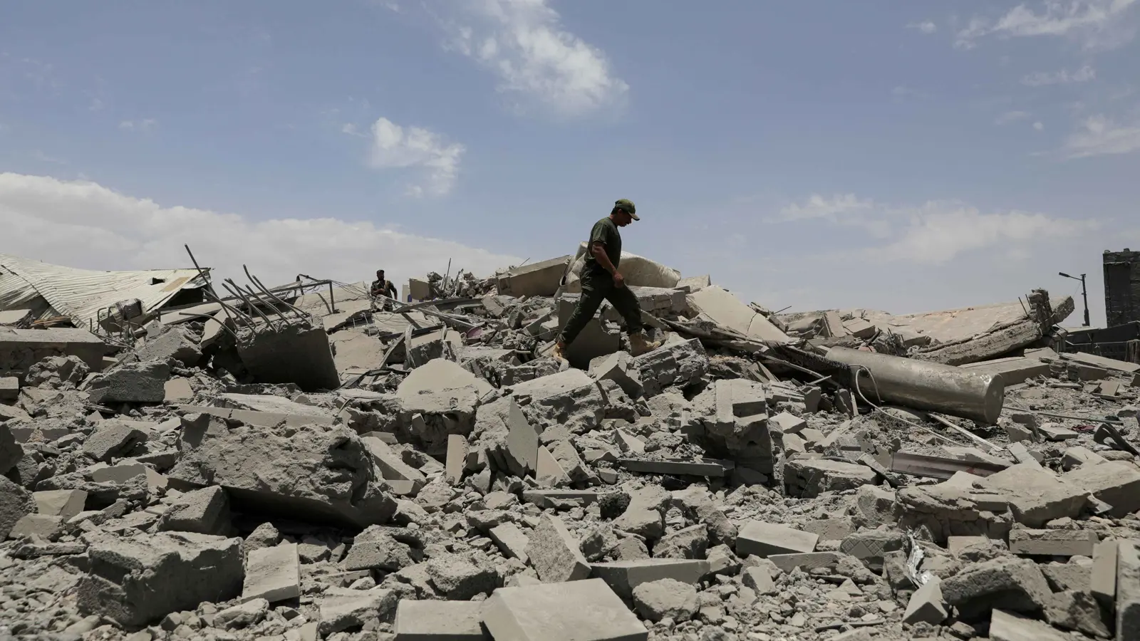 كارثة صنعاء الغامضة.. من فجّر مخازن سلاح الحوثيين؟ (فيديو)