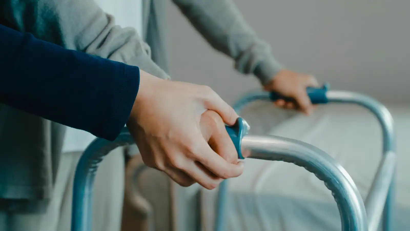 أعراض باركنسون تختلف بين الرجال والنساء.. إليك أبرز الفروقات