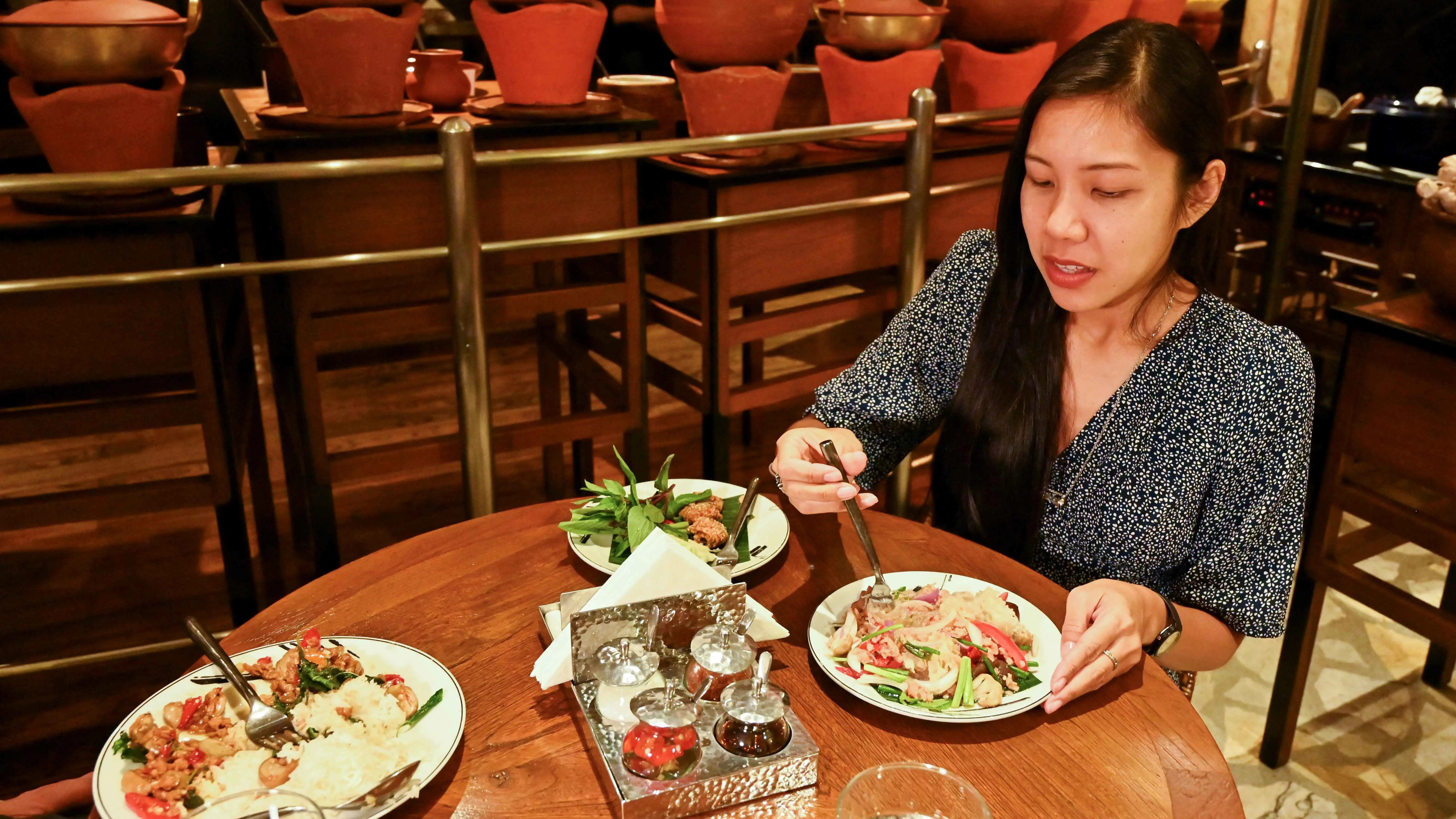 غسل بقايا الطعام لإعادة استخدامه.. مقطع يثير الجدل في ماليزيا (فيديو إرم)