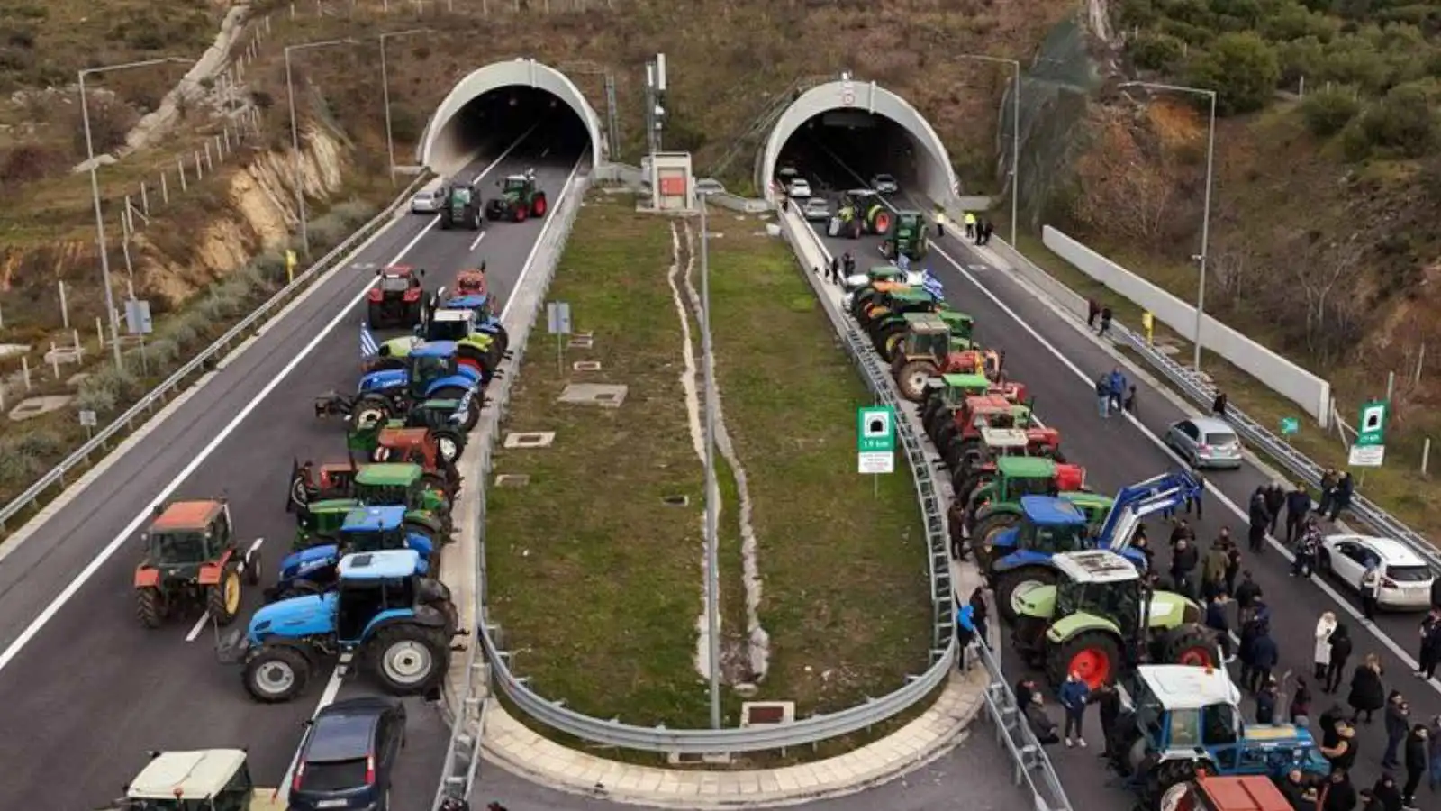 للأسبوع الرابع.. "احتجاجات المزارعين" تشل اليونان وتغلق مجمع أنفاق تيمبي (فيديو)