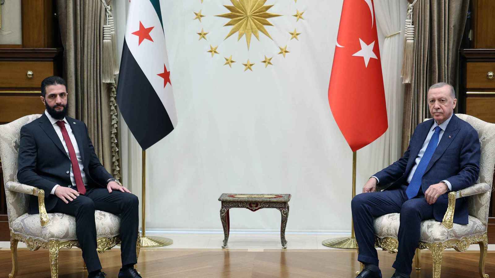 بعد "اتفاقيات" أردوغان والشرع.. هل تعوّض تركيا "النفوذ الروسي" في سوريا؟