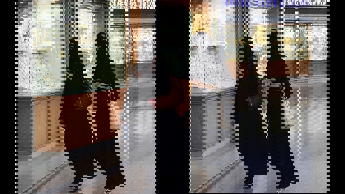 هل تتخلى السعوديات عن لبس العباءة السوداء في عهد الانفتاح؟