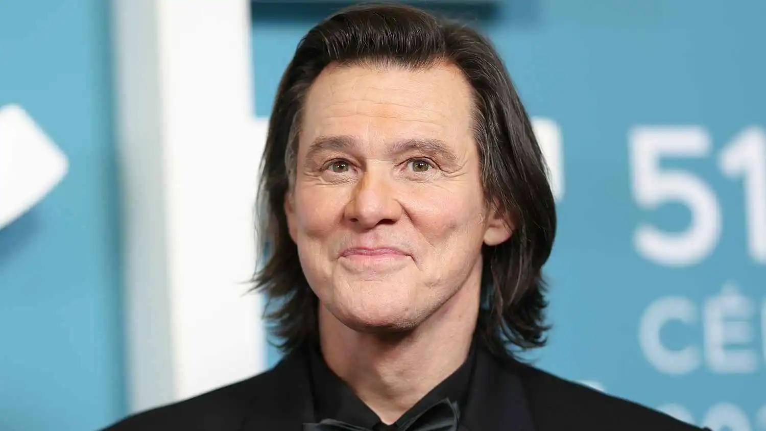 جيم كاري يرد على شائعات الاستنساخ بعد صوره في باريس