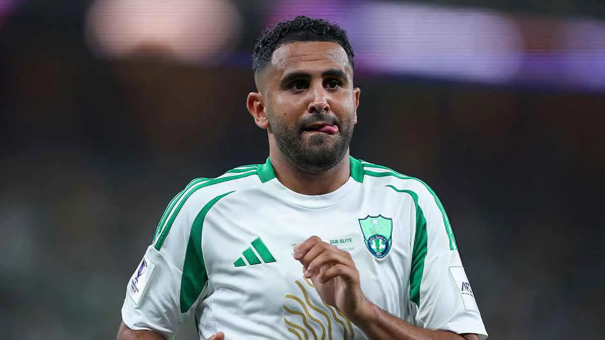 رد حاسم من رياض محرز على رسمه وشما على جسده (فيديو)