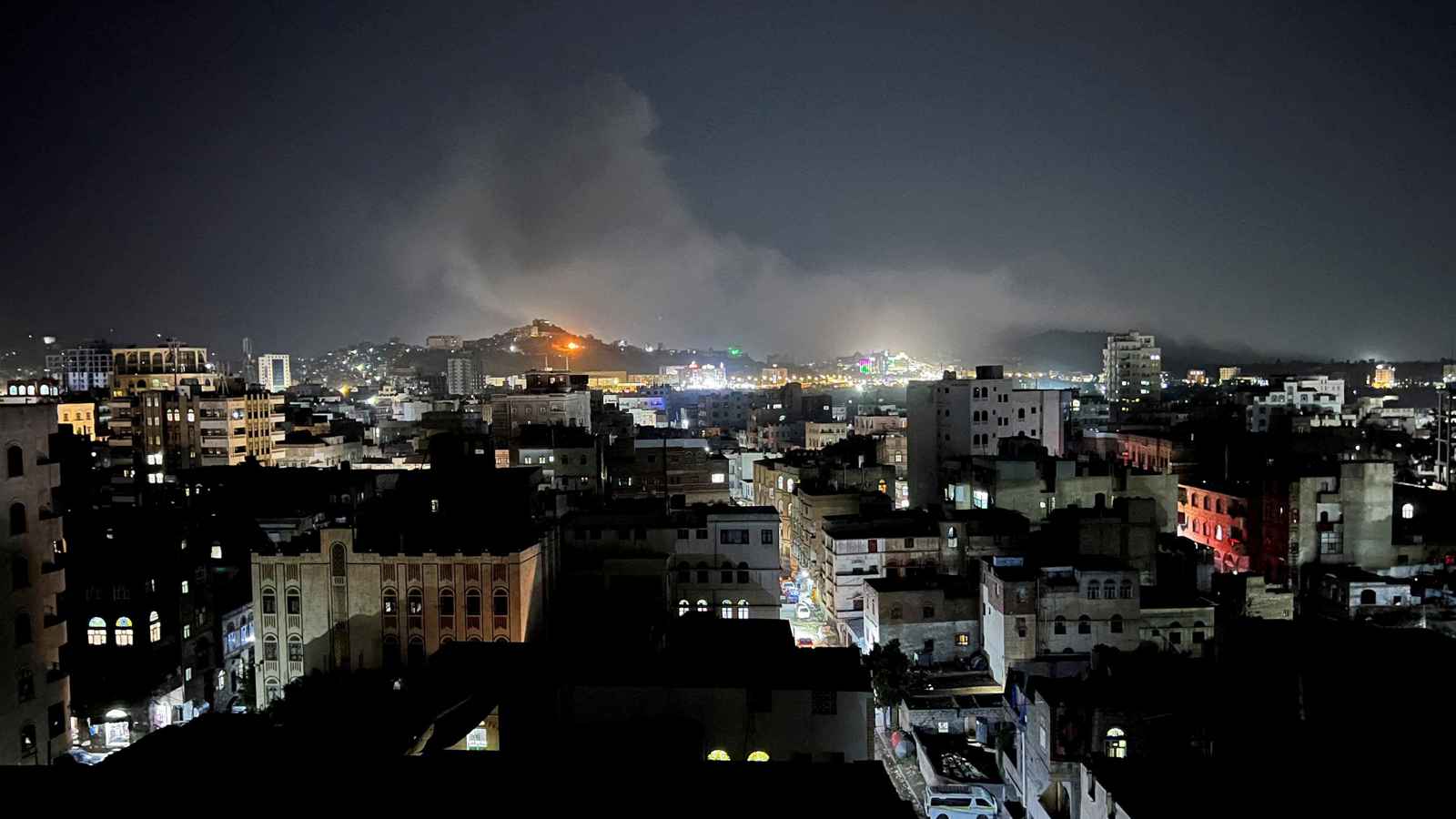 غارات أمريكية على مواقع الحوثيين بصعدة ومعسكر "براش" في صنعاء (فيديو)