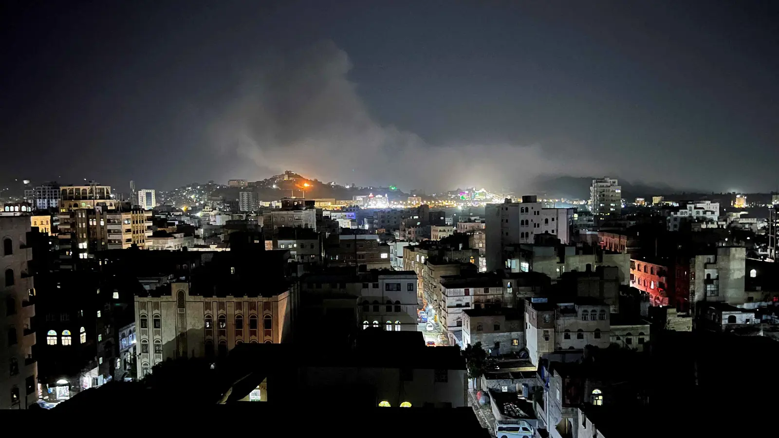 غارات أمريكية على مواقع الحوثيين بصعدة ومعسكر "براش" في صنعاء (فيديو)